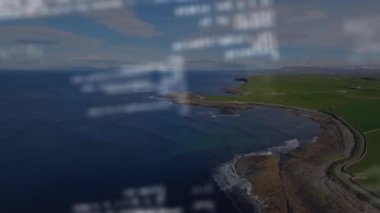 Deniz manzarası üzerinde veri işleme animasyonu. küresel bilim, bağlantılar, veri işleme ve dijital arayüz kavramı dijital olarak oluşturulmuş video.