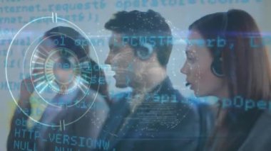 Telefon kulaklığı kullanarak iş adamlarından veri işleme animasyonu. küresel bağlantılar, iş dünyası, dijital arayüz, teknoloji ve ağ konsepti dijital olarak oluşturulmuş video.