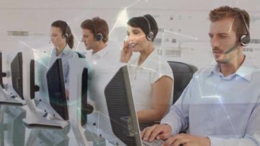 Telefon kulaklığı kullanan iş adamlarının üzerinde dünyanın animasyonu. küresel bağlantılar, iş dünyası, dijital arayüz, teknoloji ve ağ konsepti dijital olarak oluşturulmuş video.