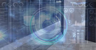 Sunucu odasında dijital arayüz ve veri işleme animasyonu. küresel iş, finans, dijital arayüz ve bağlantılar konsepti dijital olarak oluşturulmuş video.