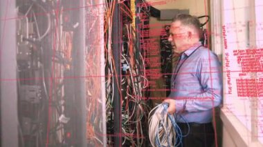 Beyaz adamın sunucu odasında veri işleme animasyonu. küresel veri işleme, hesaplama ve dijital arayüz kavramı dijital olarak oluşturulmuş video.