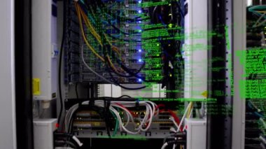 Bilgisayar sunucusuna yakın veri işleme animasyonu. küresel veri işleme, hesaplama ve dijital arayüz kavramı dijital olarak oluşturulmuş video.