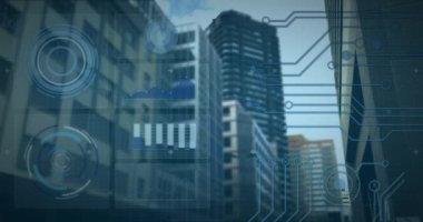 Şehir manzarası üzerinde veri işleme animasyonu. küresel iş, finans, bağlantılar ve dijital arayüz konsepti dijital olarak oluşturulmuş video.