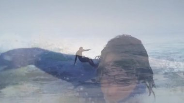 Arka planda başka bir sörfçünün üzerinde sörf yapan beyaz bir adamın animasyonu. küresel spor ve aktif yaşam tarzı kavramı dijital olarak oluşturulmuş video.