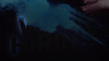 Duman izleri üzerinden metin kiraladığımızın animasyonu. Sosyal medya ve iletişim arayüzü kavramı dijital olarak oluşturulmuş video.