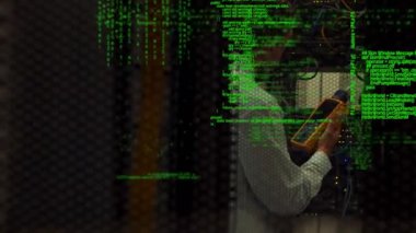 Beyaz adamın sunucu odasında veri işleme animasyonu. küresel veri işleme, hesaplama ve dijital arayüz kavramı dijital olarak oluşturulmuş video.