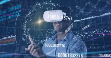 VR kulaklık ve çeşitli veriler takan beyaz adamın sayısının artması. covid 19 salgını sırasında dijital olarak üretilen küresel bilim, teknoloji ve veri işleme kavramı.