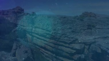 Manzara üzerine düşen noktaların animasyonu. küresel bağlantılar, iş dünyası, dijital arayüz, teknoloji konsepti dijital olarak oluşturulmuş video.