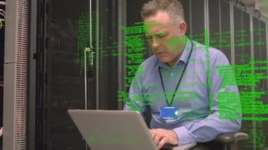 Beyaz adamın sunucu odasında dizüstü bilgisayar kullanarak veri işleme animasyonu. küresel veri işleme, hesaplama ve dijital arayüz kavramı dijital olarak oluşturulmuş video.