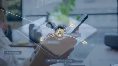 Akıllı telefon kullanan kadın üzerindeki bağlantı ağının animasyonu. küresel bağlantılar, iş dünyası, dijital arayüz, teknoloji ve ağ konsepti dijital olarak oluşturulmuş video.