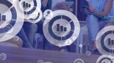 Ofiste toplanan çeşitli iş adamlarıyla olan bağlantıların animasyonu. Dijital olarak üretilen video iş konseptinde küresel bağlantılar ve işbirliği.