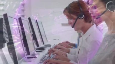 Telefon kulaklığı kullanan iş adamlarının üzerinde dünyanın animasyonu. küresel bağlantılar, iş dünyası, dijital arayüz, teknoloji ve ağ konsepti dijital olarak oluşturulmuş video.