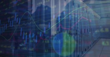 Sunucu odasında dijital arayüz ve veri işleme animasyonu. küresel iş, finans, dijital arayüz ve bağlantılar konsepti dijital olarak oluşturulmuş video.