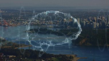 Şehrin üzerinde dönen bir beynin animasyonu. küresel bağlantılar, iş dünyası, dijital arayüz, teknoloji ve ağ konsepti dijital olarak oluşturulmuş video.