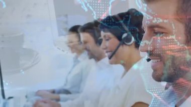 Telefon kulaklığı kullanan iş adamlarının üzerinde dünyanın animasyonu. küresel bağlantılar, iş dünyası, dijital arayüz, teknoloji ve ağ konsepti dijital olarak oluşturulmuş video.