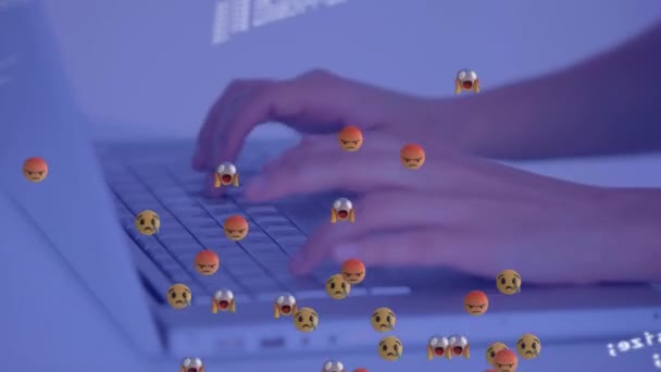 Animação Emojis Flutuantes Sobre Processamento Dados Escrita Mão Laptop Conceito — Vídeo de Stock