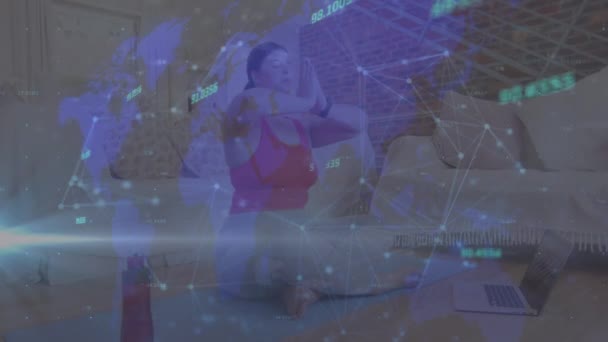 ラップトップを使用して女性の上の地図やデータ処理のアニメーション 世界規模の接続 ビジネス デジタルインターフェース テクノロジー ネットワーキングの概念デジタルで生成されたビデオ — ストック動画