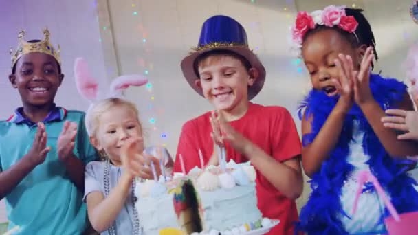Animacja Śniegu Padającego Różne Dzieci Tortem Urodzinowym Przyjęciu Urodzinowym Koncepcja — Wideo stockowe