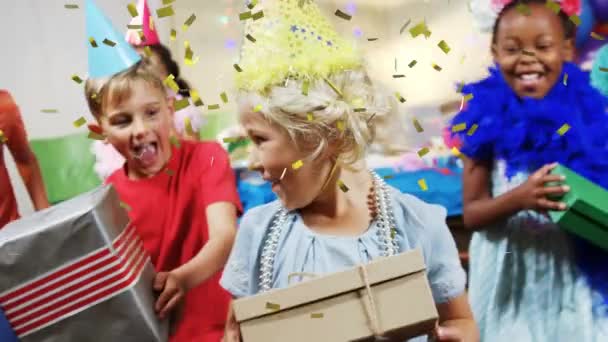 Анимация Конфетти Падающих Разнообразных Детей Подарками День Рождения Вечеринка Детство — стоковое видео