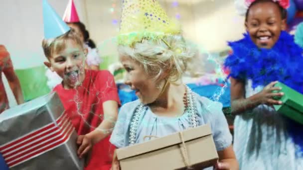 Анимирование Цифрового Мозга Над Различными Детьми Подарками День Рождения Вечеринка — стоковое видео