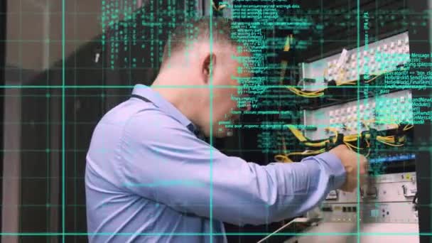 Animazione Dell Elaborazione Dei Dati Uomo Caucasico Nella Sala Server — Video Stock