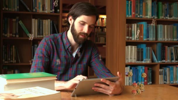 Animação Emojis Flutuantes Sobre Homem Cauasiano Usando Tablet Biblioteca Conceito — Vídeo de Stock