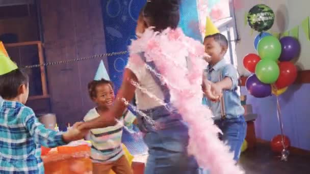 誕生日パーティーで踊る多様な子供たちの上にDna鎖のアニメーション パーティーや子供の頃やお祝いのコンセプトをデジタルで — ストック動画