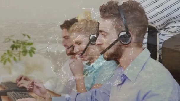 Анімація Глобусу Над Діловими Людьми Використовуючи Телефонні Гарнітури Глобальні Язки — стокове відео