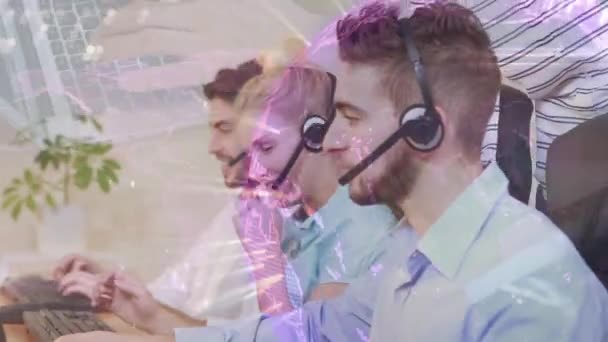 Telefon Kulaklığı Kullanan Adamlarının Üzerinde Dünyanın Animasyonu Küresel Bağlantılar Dünyası — Stok video