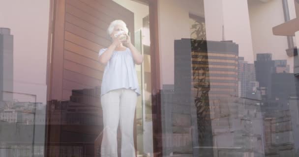 非洲裔美国老年妇女在城市景观下喝咖啡的动画 休闲和福利概念数码视频 — 图库视频影像