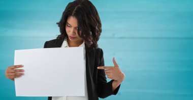 Beyaz bir kadının, mavi desenli arka plana karşı boş bir levhayı gösteren birleşik görüntüsü. iş kavramı