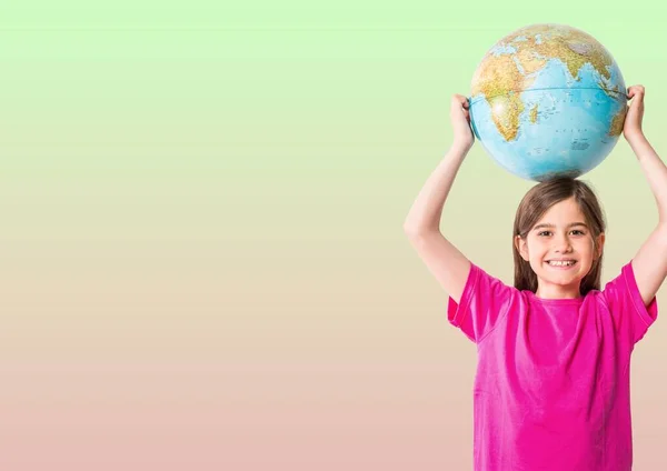 Portret Białej Dziewczyny Trzymającej Globus Nad Głową Zielonym Różowym Tle — Zdjęcie stockowe