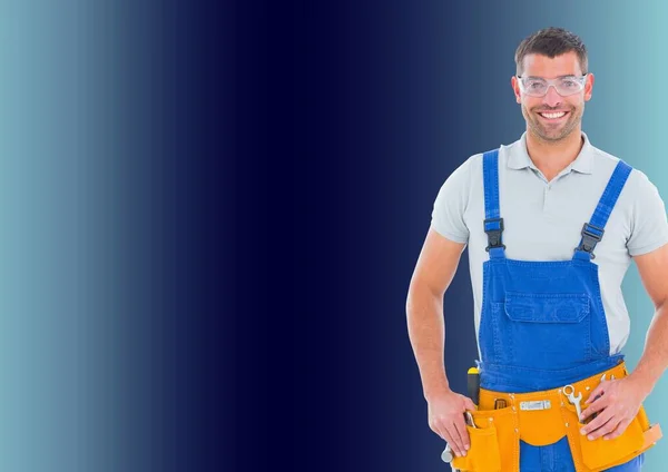 青い背景にコピースペースで微笑む白人男性修理工の肖像画 修理保守サービスの概念 — ストック写真