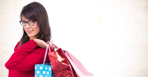 질감있는 배경에 쇼핑백을 다니는 코카서스 여성의 — 스톡 사진