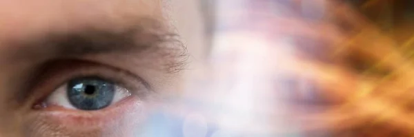 赤を背景にした男性の目とデジタル波のクローズアップの複合画像 生体認証スキャン技術のコンセプト — ストック写真