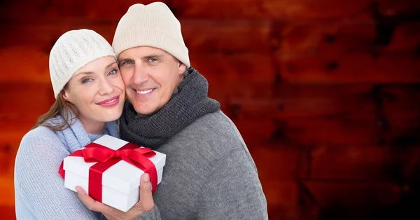 Image Composite Couple Personnes Âgées Caucasiennes Tenant Une Boîte Cadeau — Photo