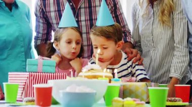 Doğum günü partisinde çeşitli insanların üzerine doğum günü pastası düşen kar animasyonu. parti, çocukluk ve kutlama konsepti dijital olarak oluşturulmuş video.