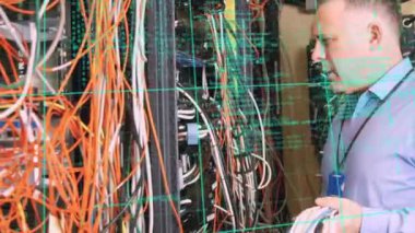 Beyaz adamın sunucu odasında veri işleme animasyonu. küresel veri işleme, hesaplama ve dijital arayüz kavramı dijital olarak oluşturulmuş video.