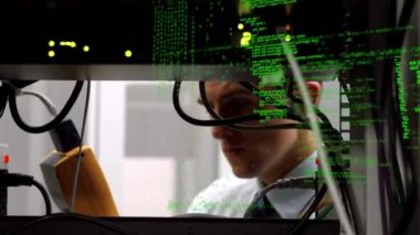 Beyaz adamın sunucu odasında veri işleme animasyonu. küresel veri işleme, hesaplama ve dijital arayüz kavramı dijital olarak oluşturulmuş video.