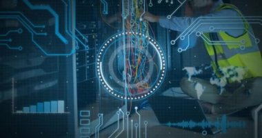 Çalışan üzerinde dijital arayüz ve veri işleme animasyonu. küresel iş, finans, dijital arayüz ve bağlantılar konsepti dijital olarak oluşturulmuş video.