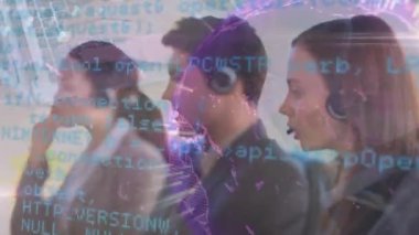 Telefon kulaklığı kullanarak iş adamlarından veri işleme animasyonu. küresel bağlantılar, iş dünyası, dijital arayüz, teknoloji ve ağ konsepti dijital olarak oluşturulmuş video.