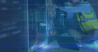 Çalışan üzerinde dijital arayüz ve veri işleme animasyonu. küresel iş, finans, dijital arayüz ve bağlantılar konsepti dijital olarak oluşturulmuş video.