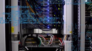 Bilgisayar sunucusuna yakın veri işleme animasyonu. küresel veri işleme, hesaplama ve dijital arayüz kavramı dijital olarak oluşturulmuş video.