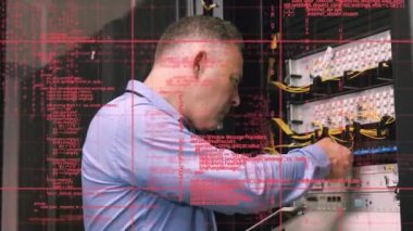 Beyaz adamın sunucu odasında veri işleme animasyonu. küresel veri işleme, hesaplama ve dijital arayüz kavramı dijital olarak oluşturulmuş video.