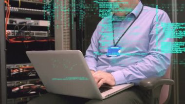 Beyaz adamın sunucu odasında dizüstü bilgisayar kullanarak veri işleme animasyonu. küresel veri işleme, hesaplama ve dijital arayüz kavramı dijital olarak oluşturulmuş video.