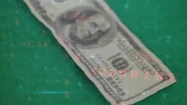 Uyarı metninin canlandırılması ve banknotlar üzerinden veri işleme işlemi. küresel iş, finans, teknoloji ve bağlantılar konsepti dijital olarak oluşturulmuş video.
