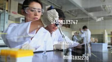 Laboratuvardaki erkek ve kadın analistlerin sayısının artması. covid 19 salgını sırasında dijital olarak üretilen küresel bilim, teknoloji ve veri işleme kavramı.