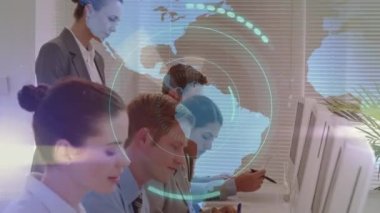 Bilgisayar kullanan iş adamları üzerinden küresel ve 5G metin animasyonu. küresel bağlantılar, iş dünyası, dijital arayüz, teknoloji ve ağ konsepti dijital olarak oluşturulmuş video.
