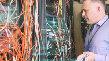 Beyaz adamın sunucu odasında veri işleme animasyonu. küresel veri işleme, hesaplama ve dijital arayüz kavramı dijital olarak oluşturulmuş video.