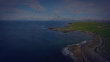 Deniz manzarası üzerindeki bağlantı ağının animasyonu. küresel bilim, bağlantılar, veri işleme ve dijital arayüz kavramı dijital olarak oluşturulmuş video.